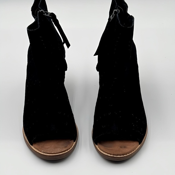TOMS Majorca Black Suede Perforated Leaf Peep Toe Block Heel Booties Size 7.5 - Picture 12 of 14